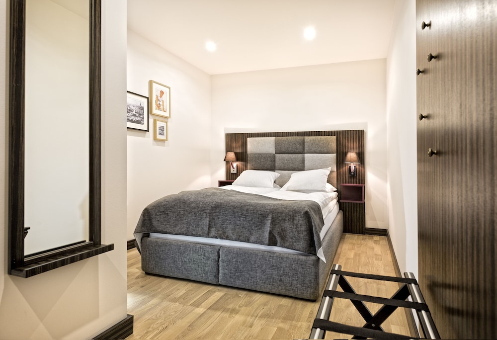 ROOM, DOUBLE BED, NO WINDOW