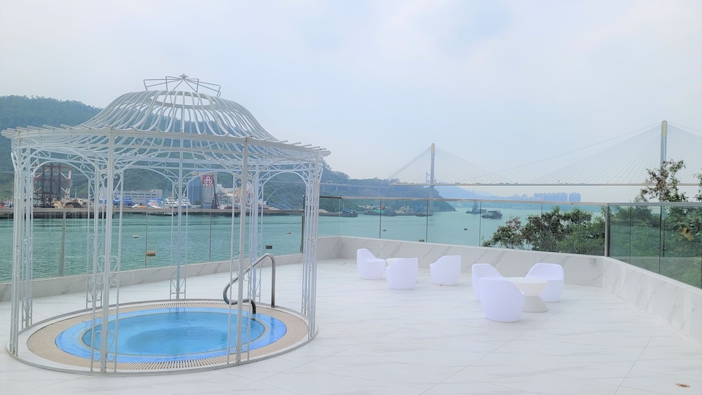 Grand Bay View Hotel 50/50
