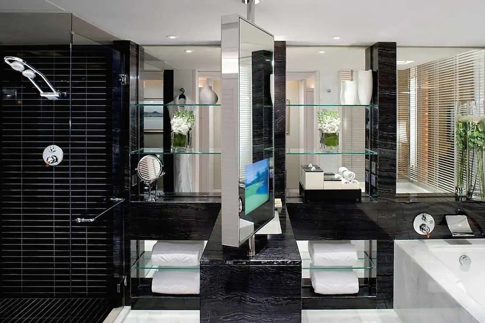 Mandarin Oriental Hong Kong 16/81