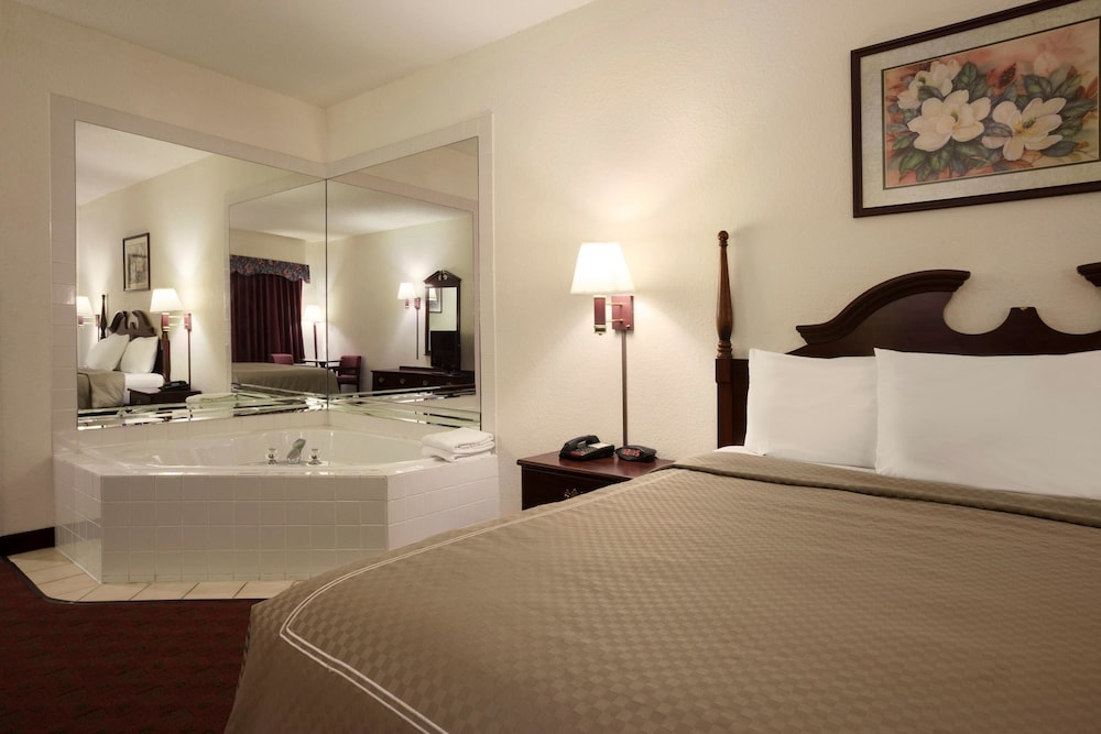 Super 8 By Wyndham Aurora/Naperville Area 6/39