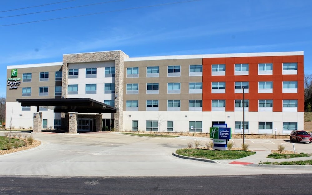 Holiday Inn Express and Suites Warrensburg North 1/58