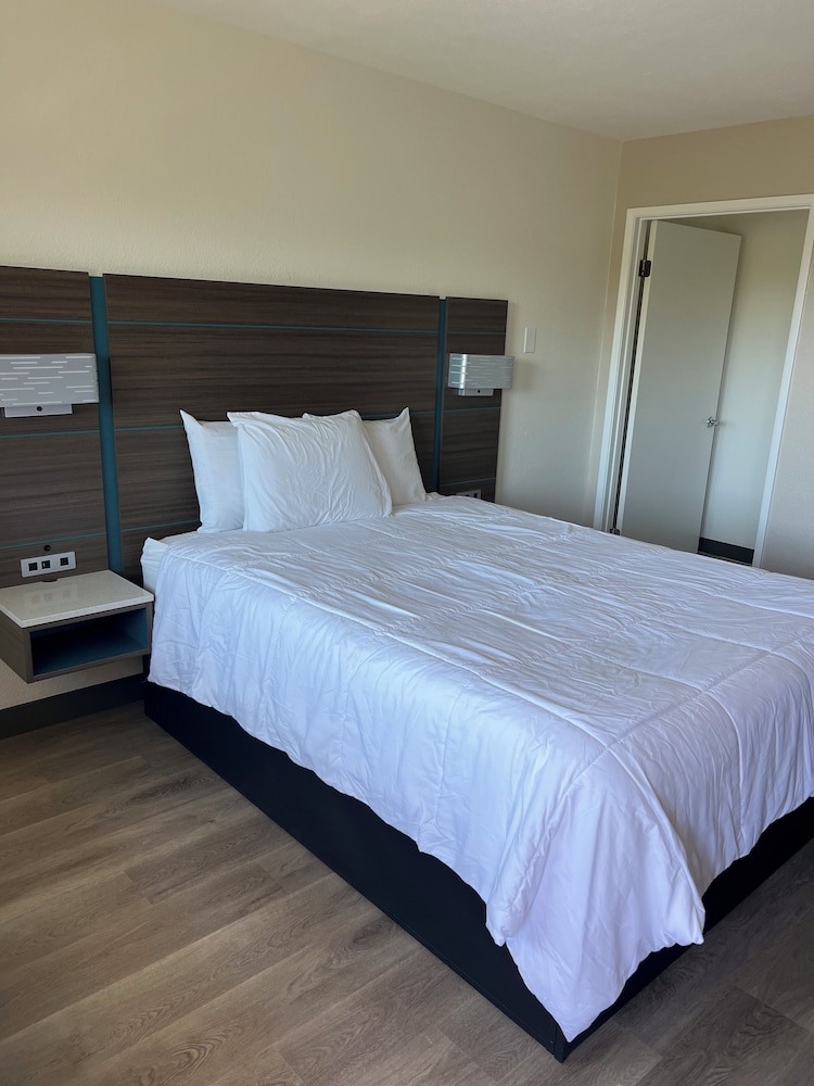 STANDARD, QUEEN BED, MOUNTAIN VIEW