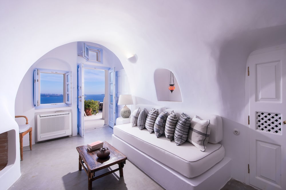 Pezoules of Oia 31/59