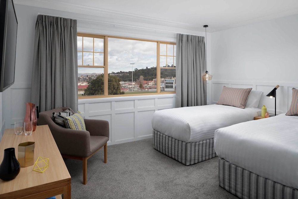 RYDGES HOBART 15/67