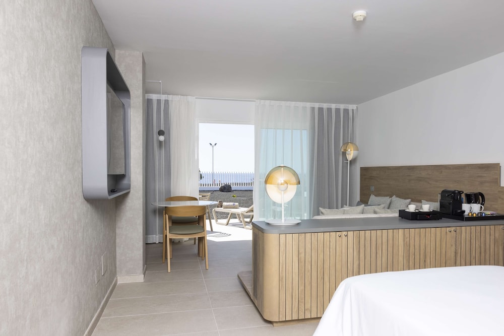 Junior Suite, King Bed, Ocean Front