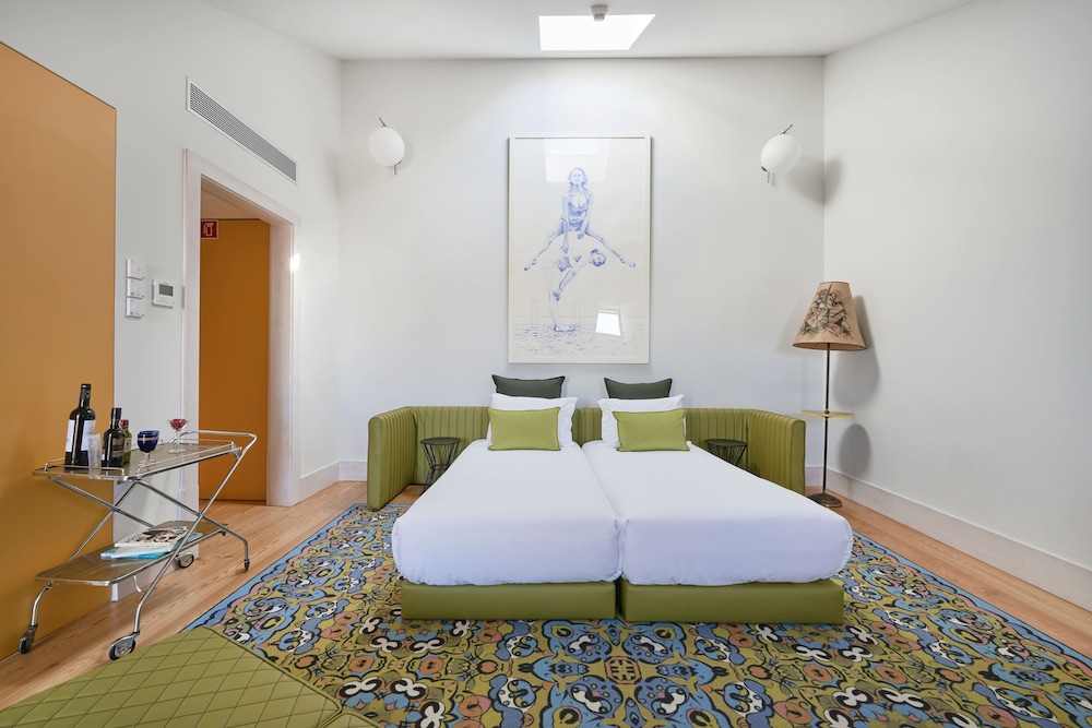 STUDIO, FUTON BED, TWIN BEDS, BALCONY