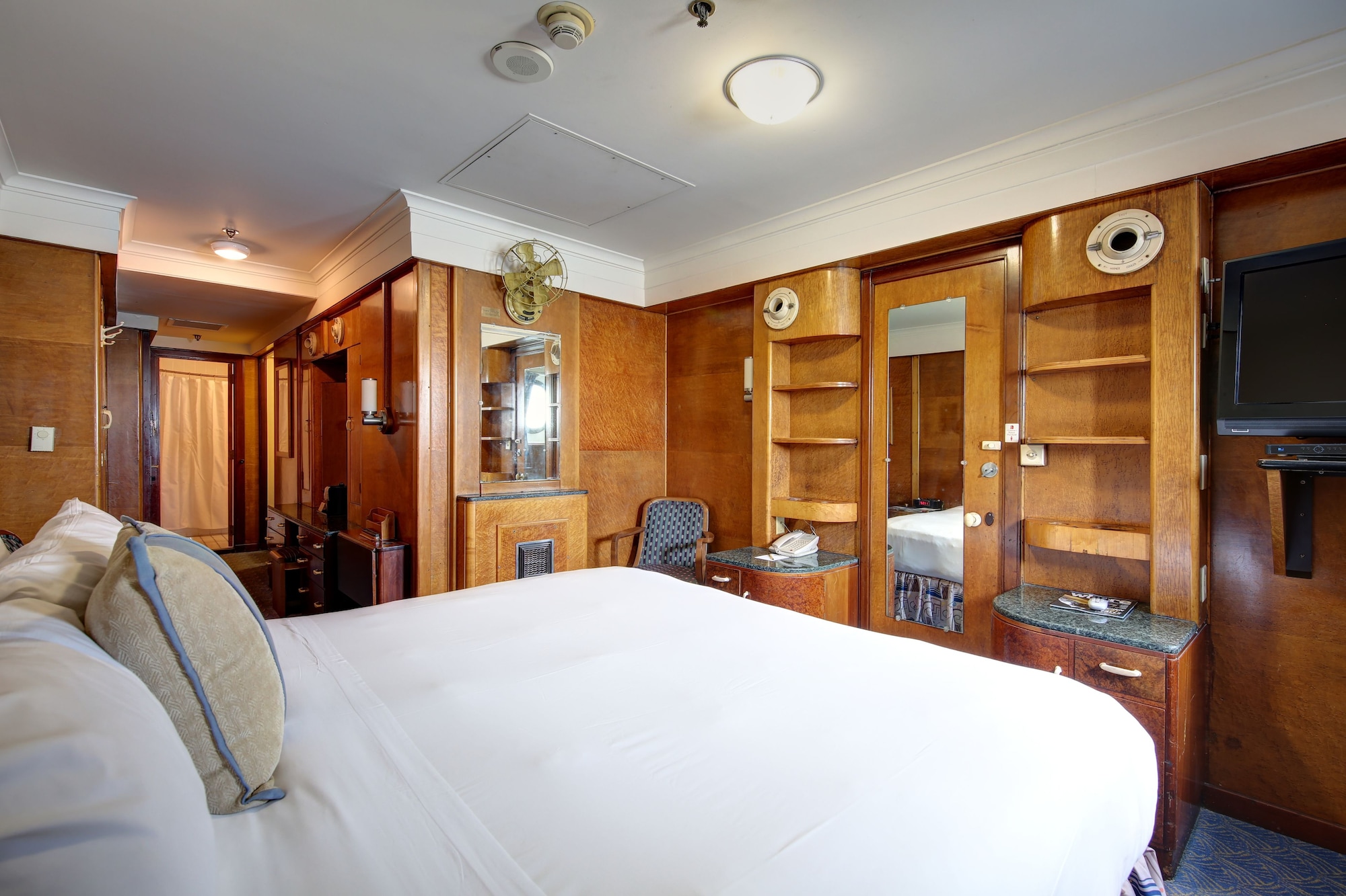 DELUXE, KING BED, HARBOUR VIEW
