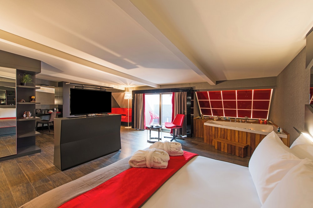 SUITE, KING BED, JETTED TUB