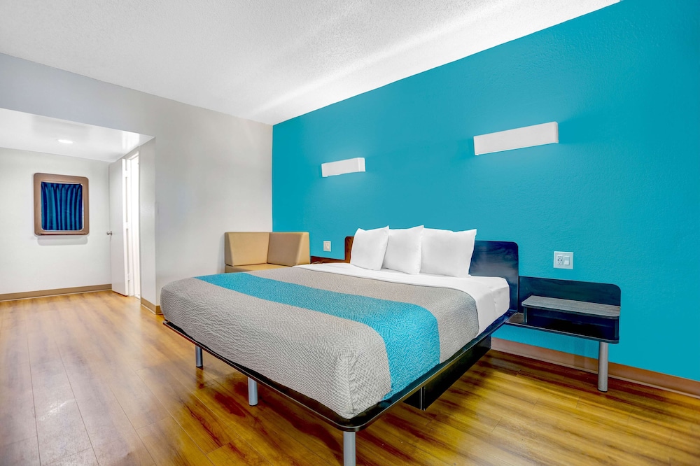 Motel6 Jacksonville, NC 23/50
