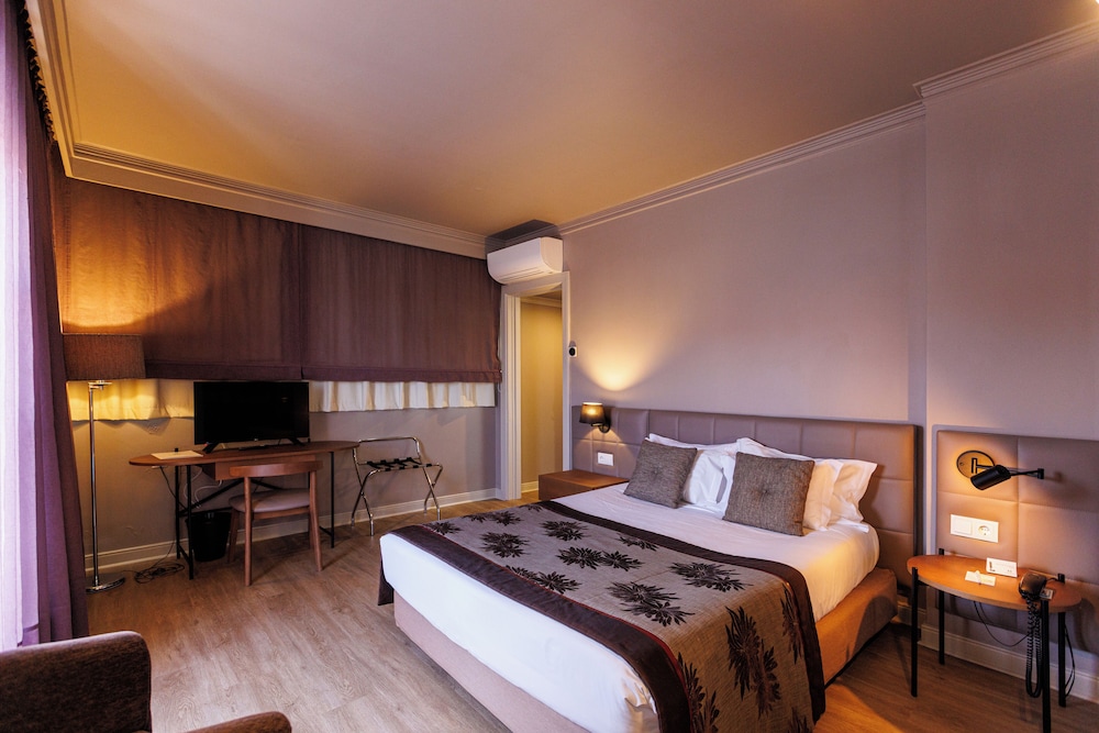 غرفة بسرير مزدوج