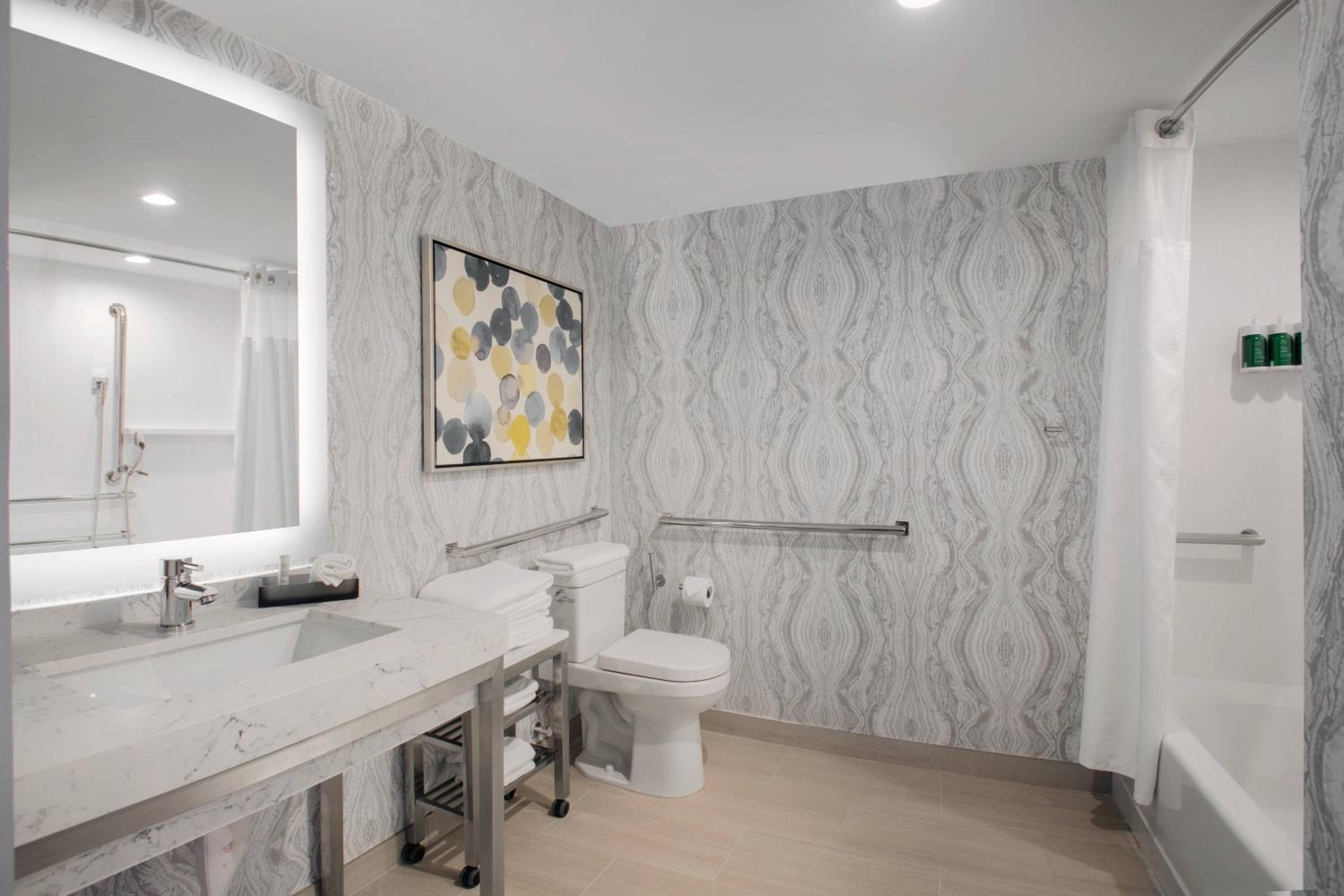 غرفة بسرير كينج مع أريكة بحوض استحمام لذوي الإعاقة، Courtyard By Marriott Miami Aventura Mall 10/10