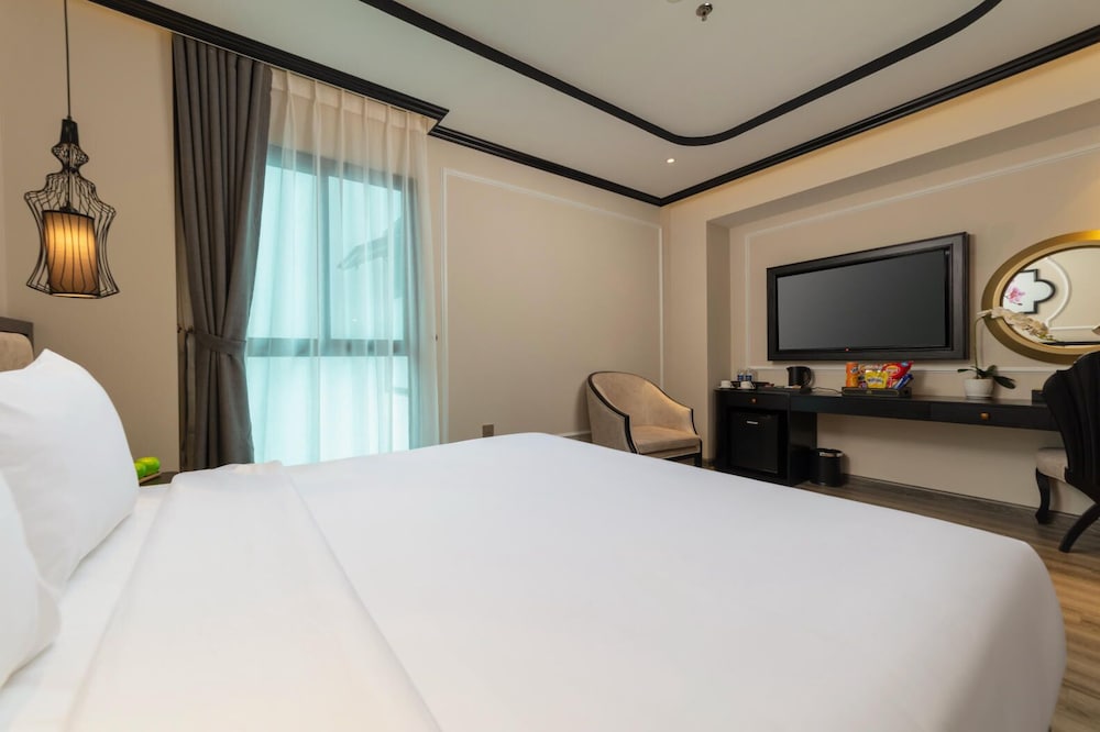 DELUXE, DOUBLE OR TWIN BED