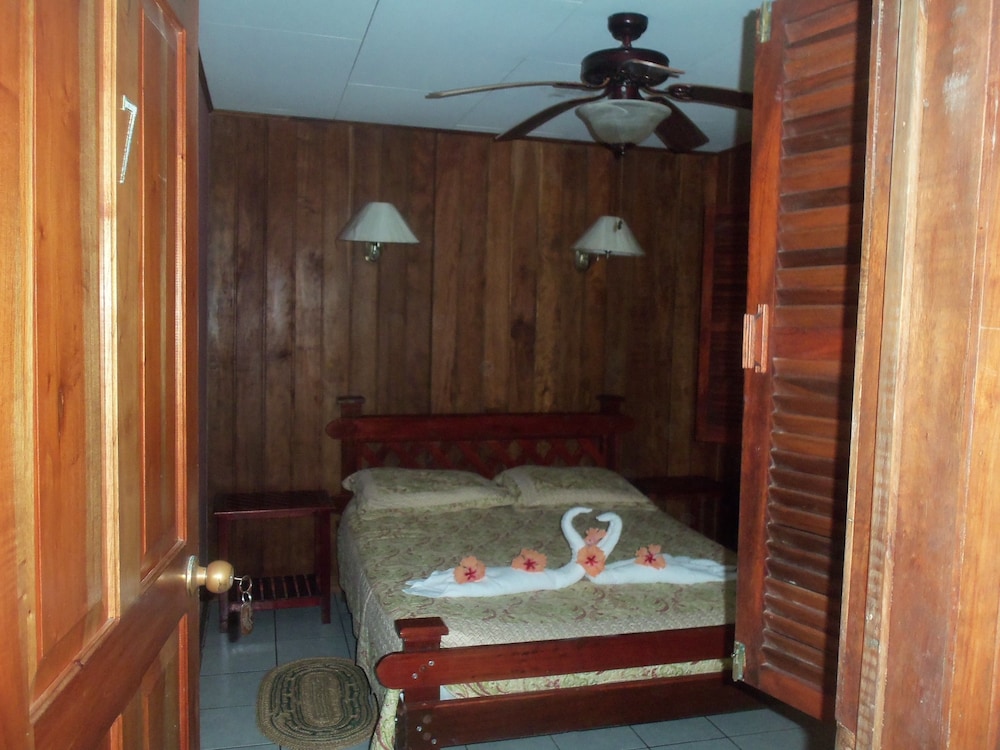 Miss Junies Lodge 26/44