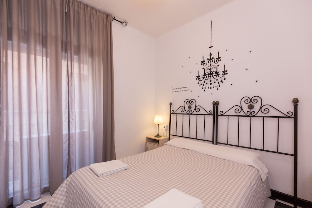 ROOM, DOUBLE OR TWIN BED, SHARED BATHROOM