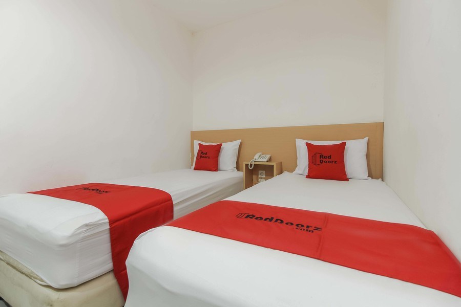 Reddoorz Plus Near Galaxy Bekasi 5/22