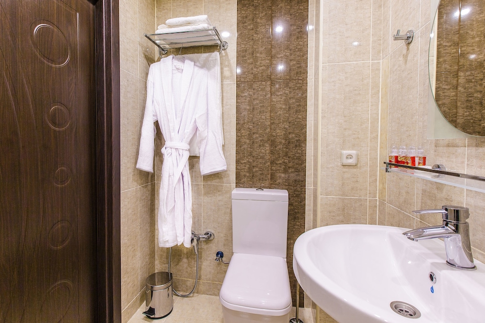 DELUXE CITY HOTEL 30/70