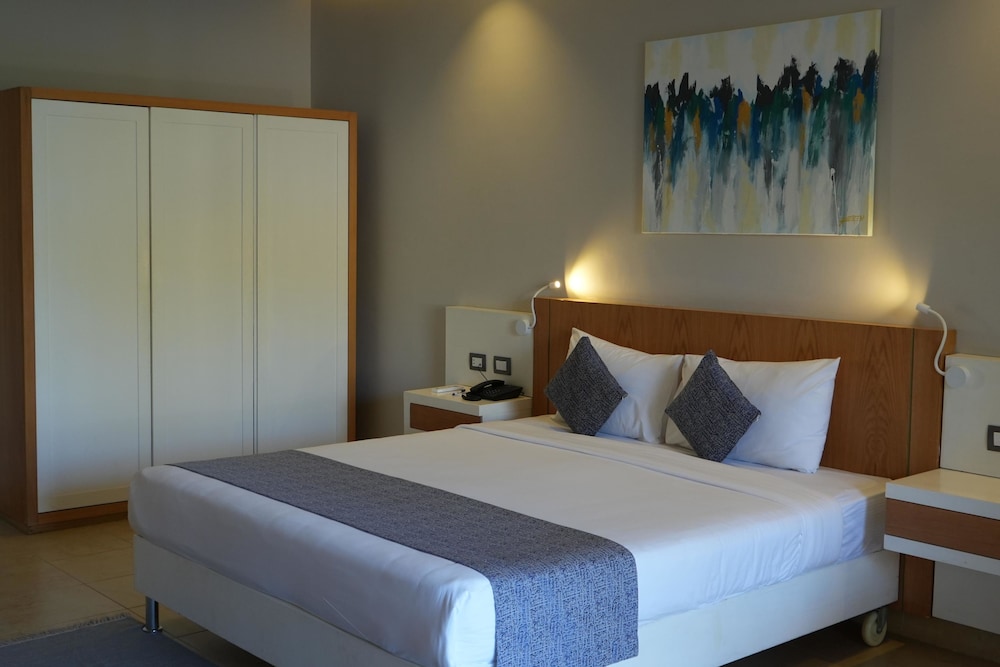 PREMIUM POOL VIEW ROOM