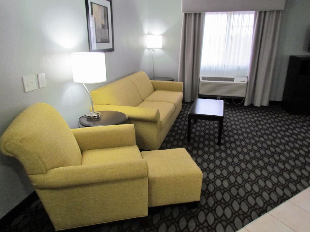 Oak Hill Inn and Suites 45/62
