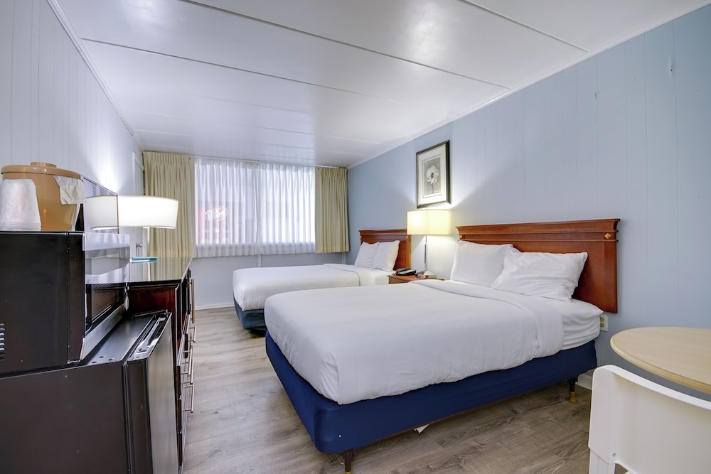 ROOM, DOUBLE BED