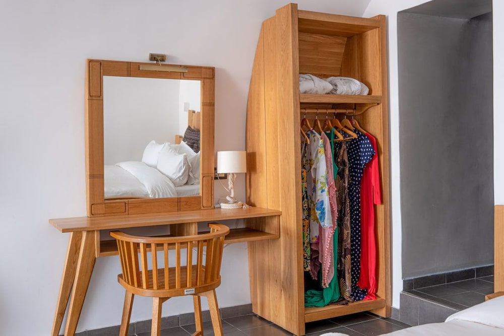 Unique Suites 2/50