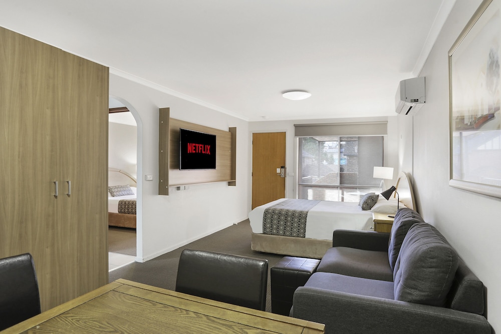 Tudor Motor Inn 31/33