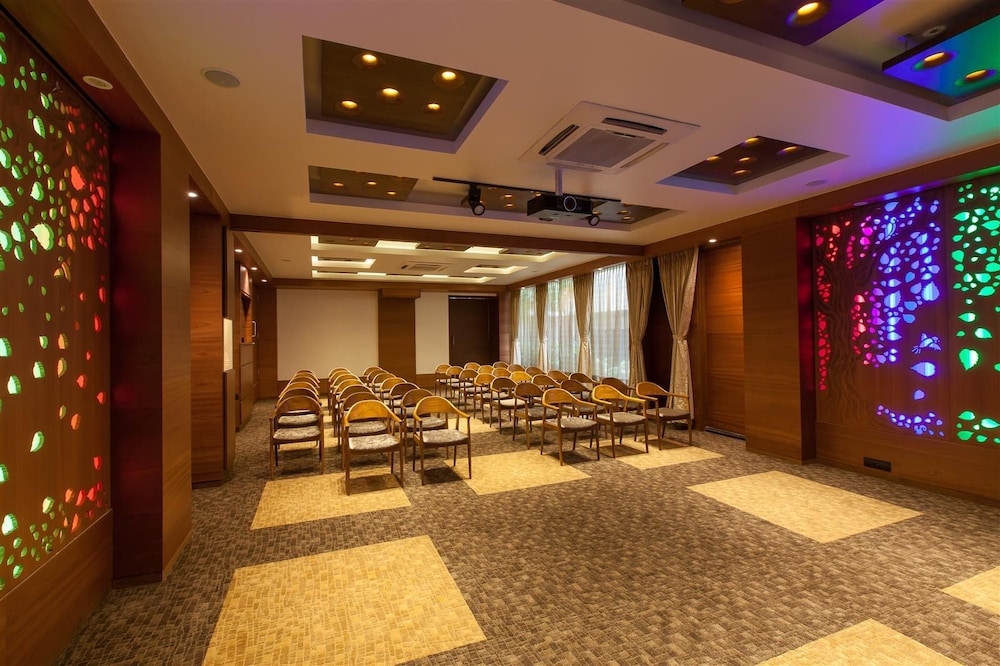 Hotel Cosmopolitan Ahmedabad 56/62
