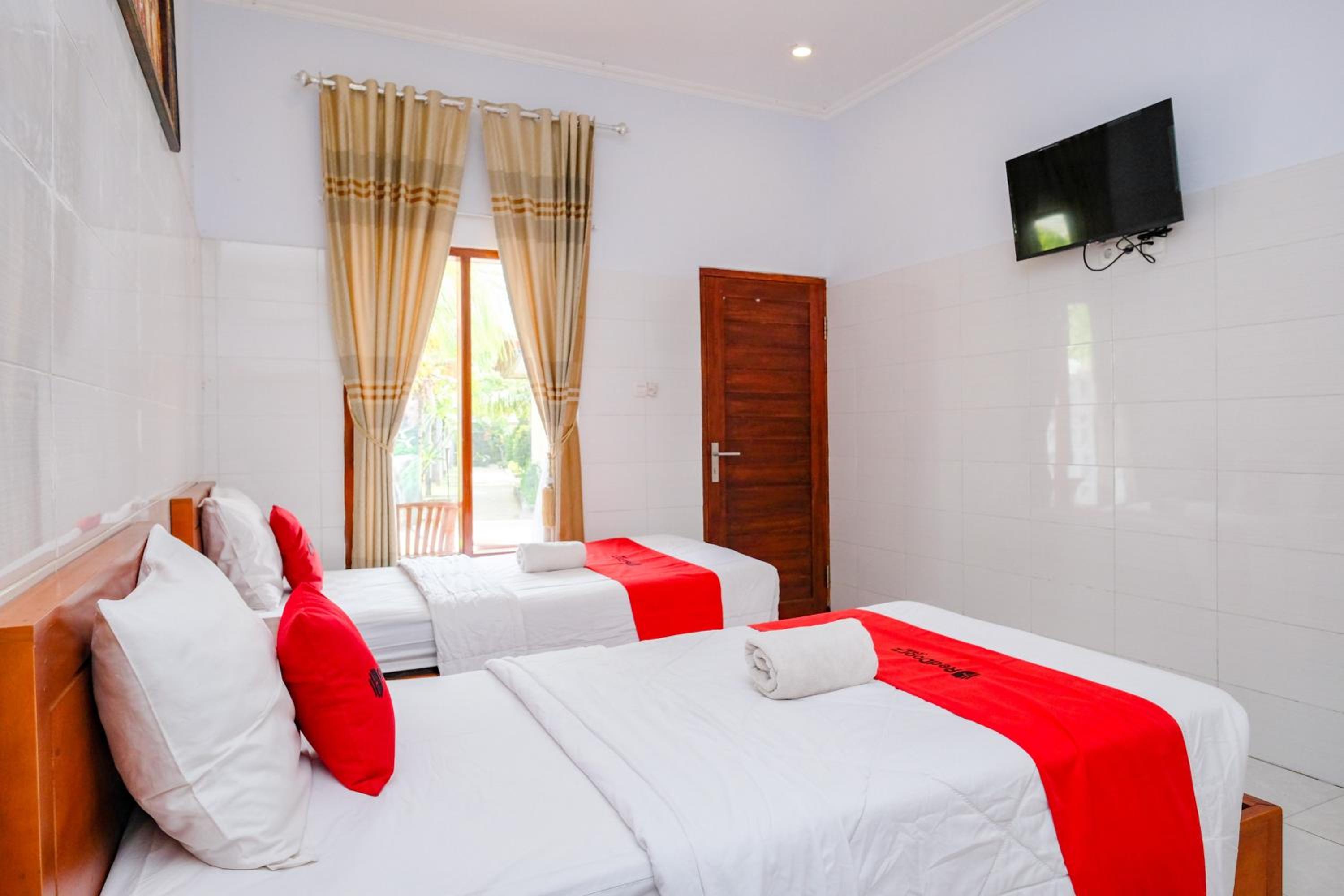 Deluxe, Twin Beds, RedDoorz Plus @ Singaraja 5/9