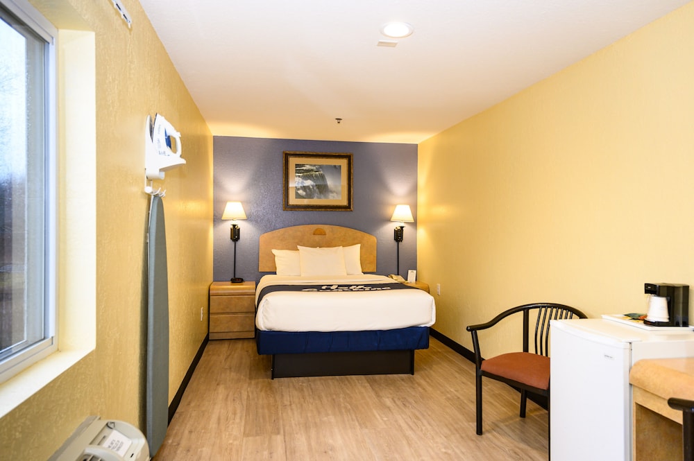 Days Inn and Suites By Wyndham Niagara Falls/Buffalo 7/40