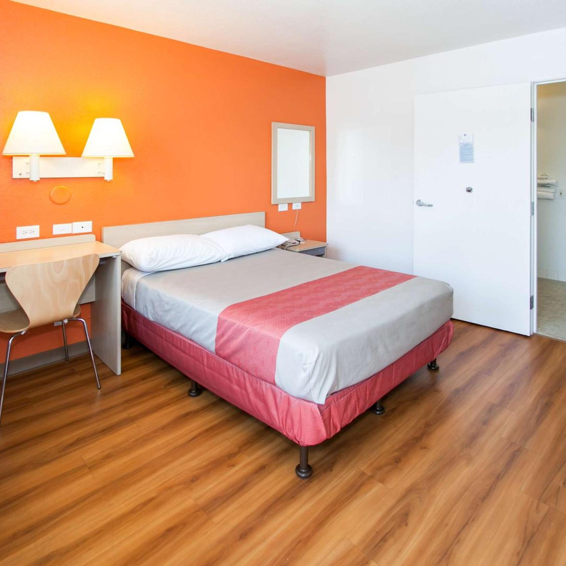 1 Full Bed - ADA/Tub