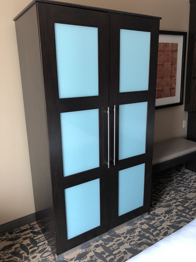 Holiday Inn Express Amp Suites North Dallas At Preston 26/48