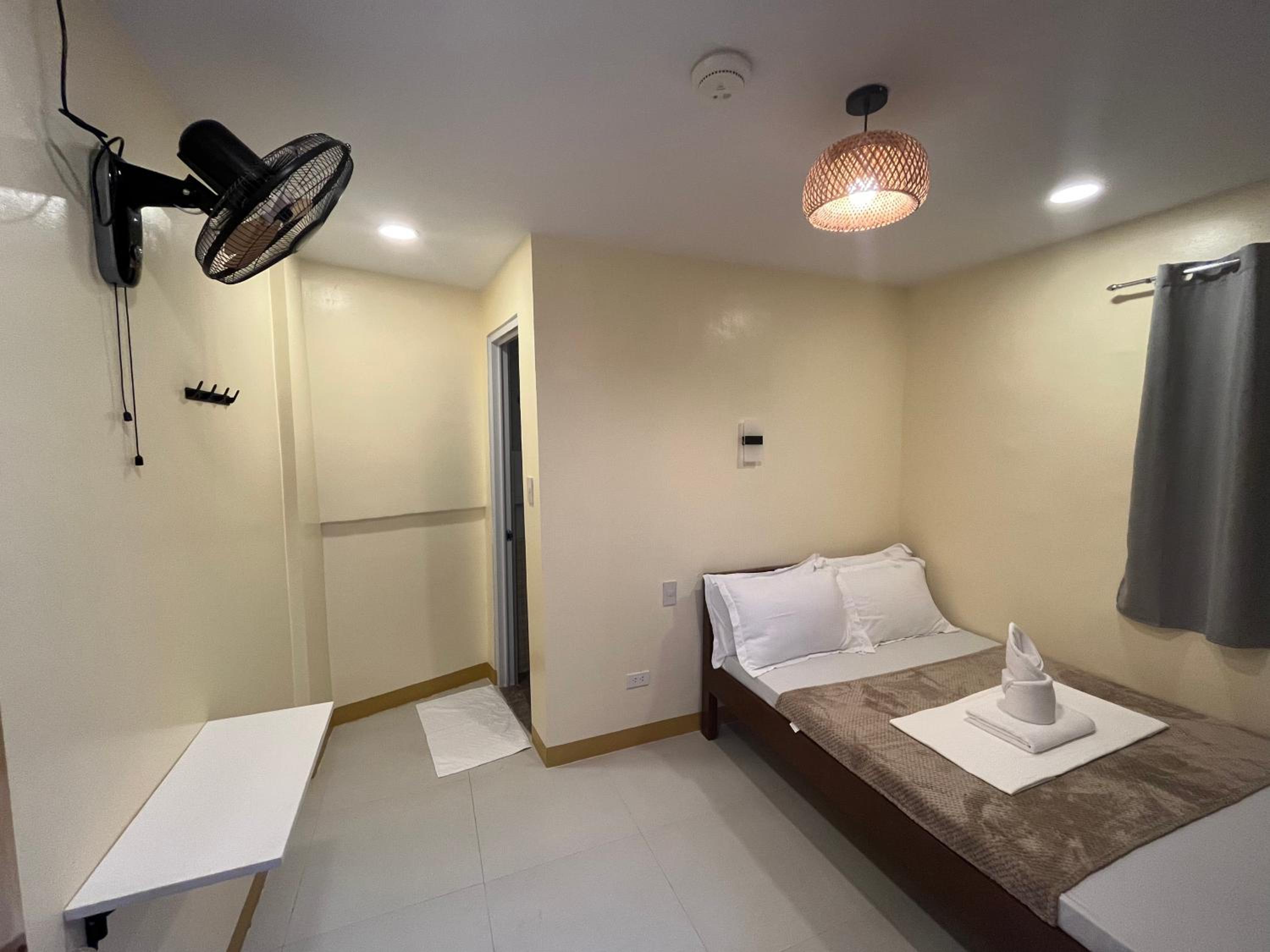 Deluxe, Queen Bed