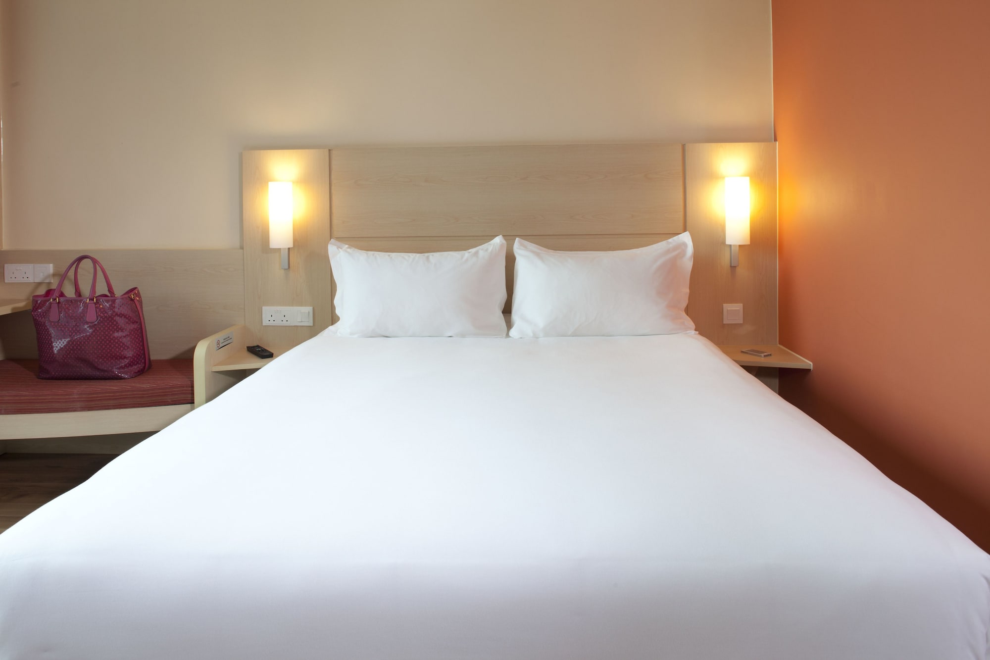 STANDARD, QUEEN BED, CITY VIEW