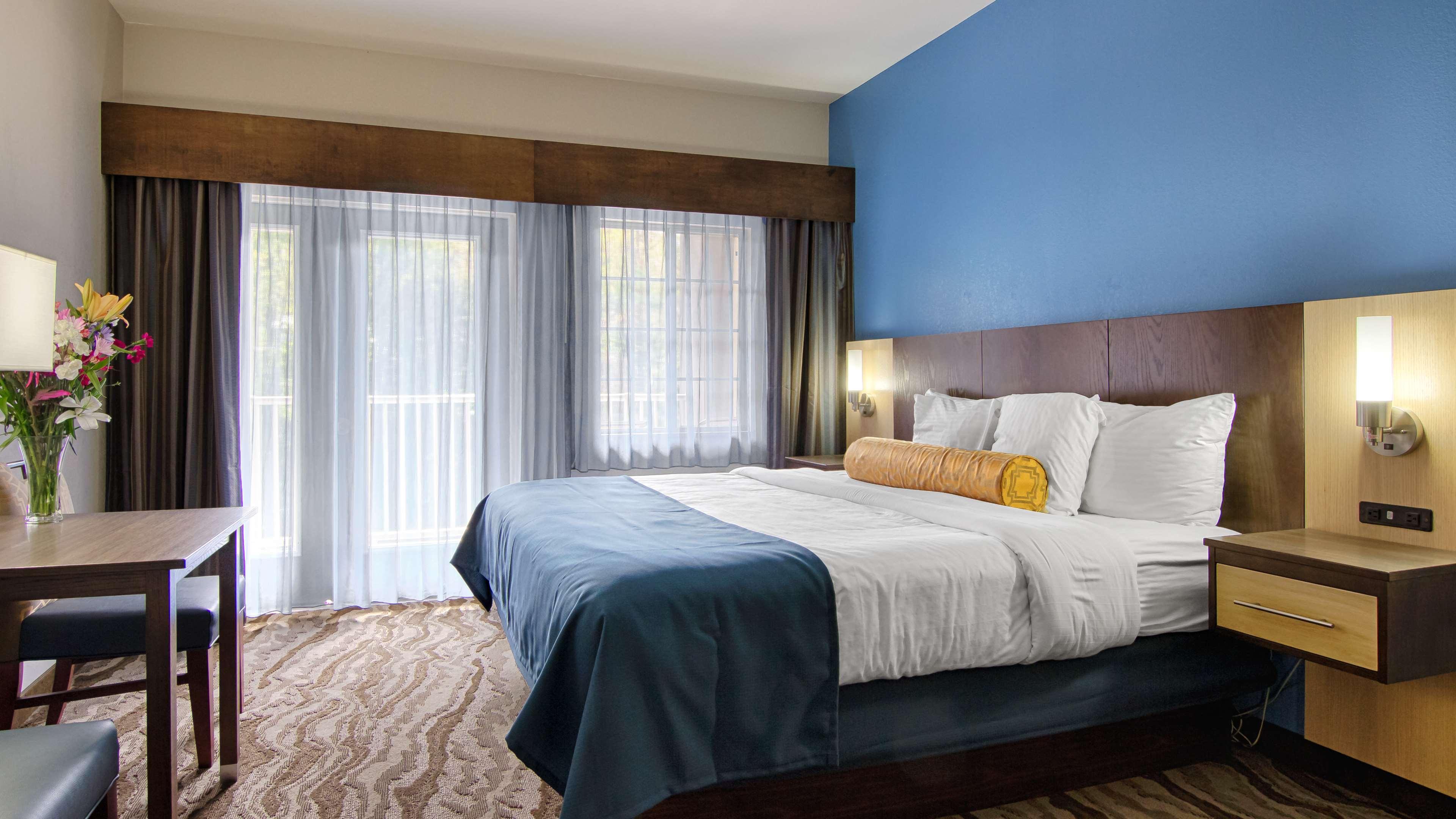 Suite, King Bed, River View, Sofa, Jetted Tub, Balcony