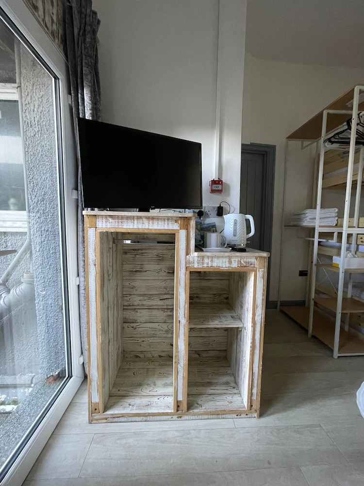 OYO Shore Surf Lodge 9/50
