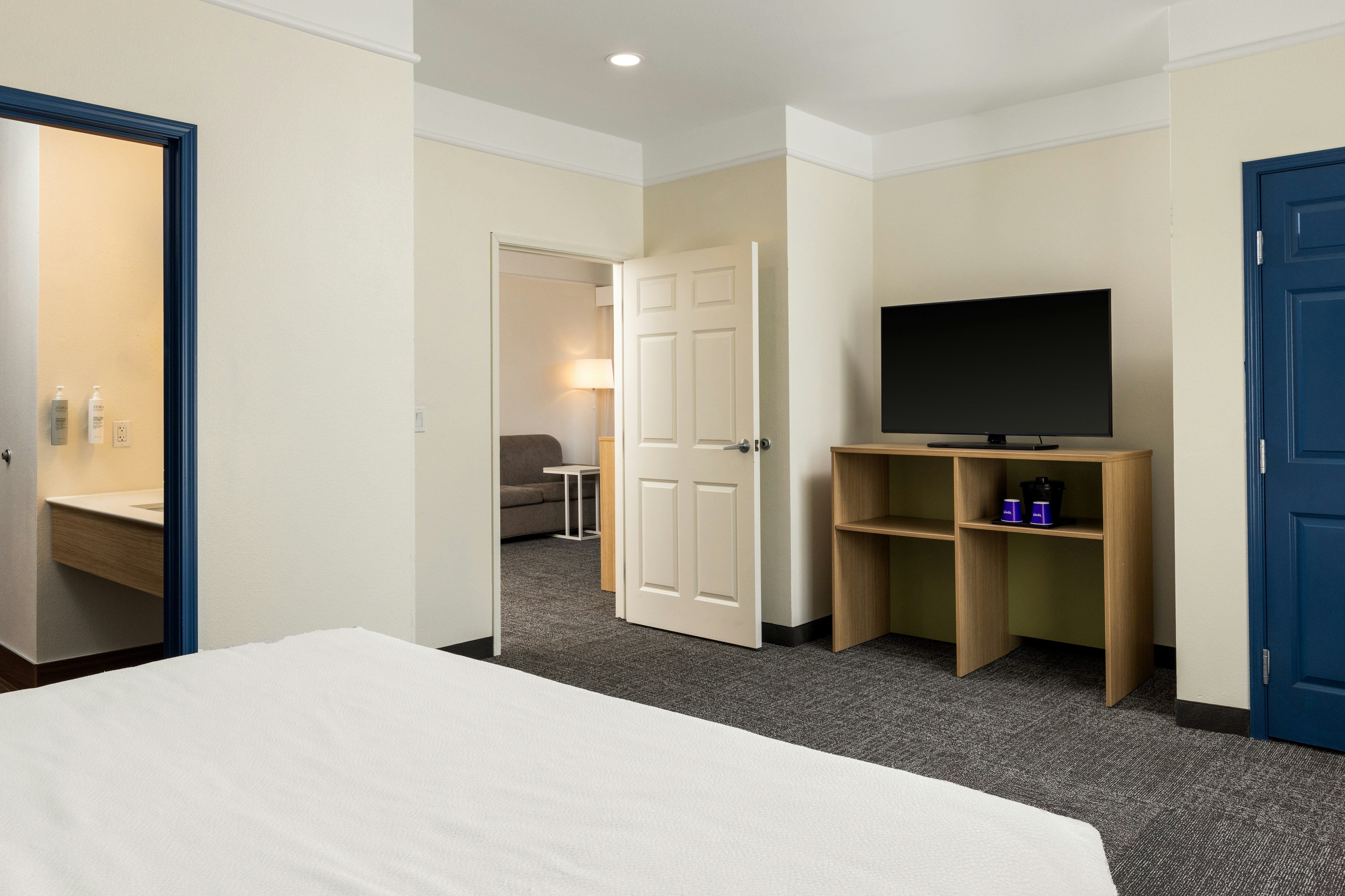 SUITE, KING BED