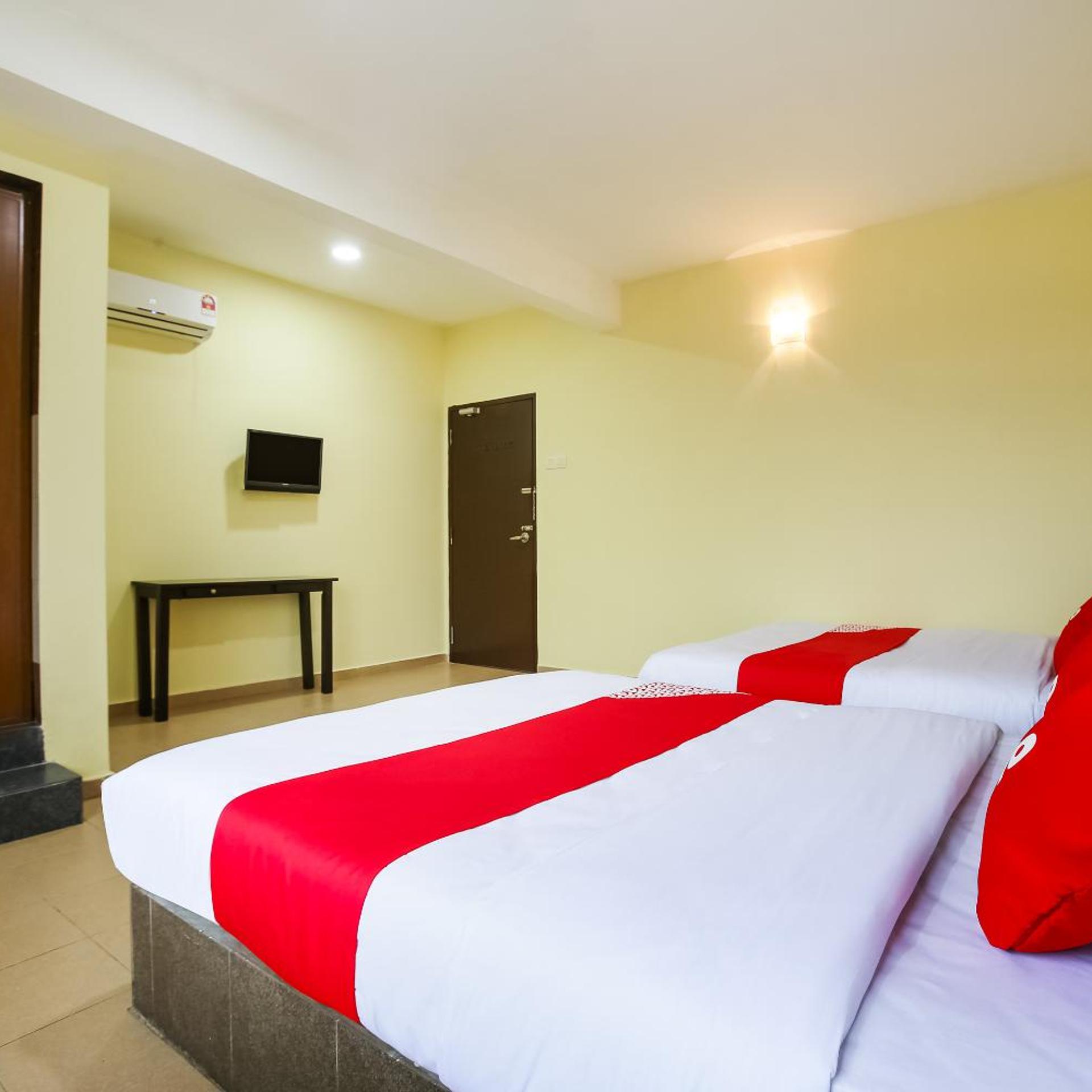 Oyo 89585 Hotel Happy Inn 10/21