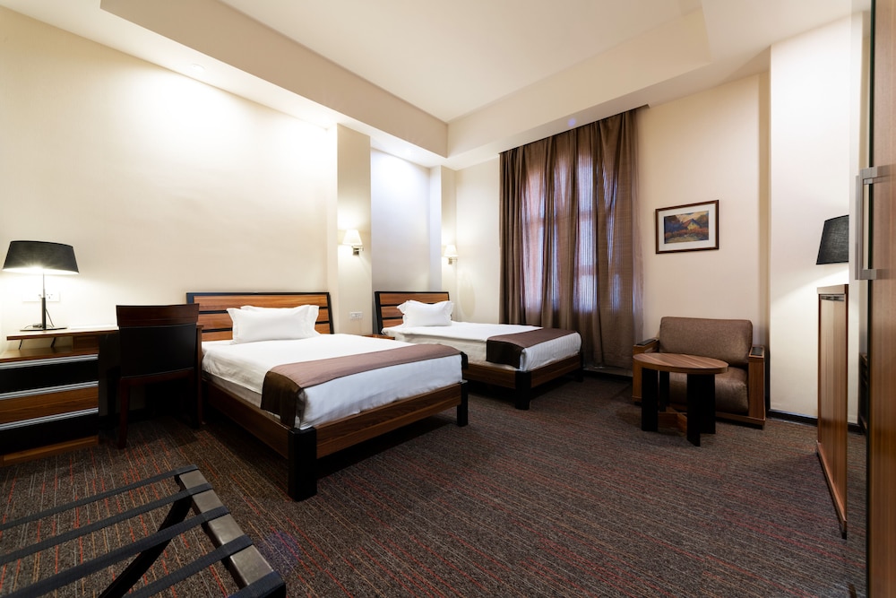DELUXE, TWIN BEDS