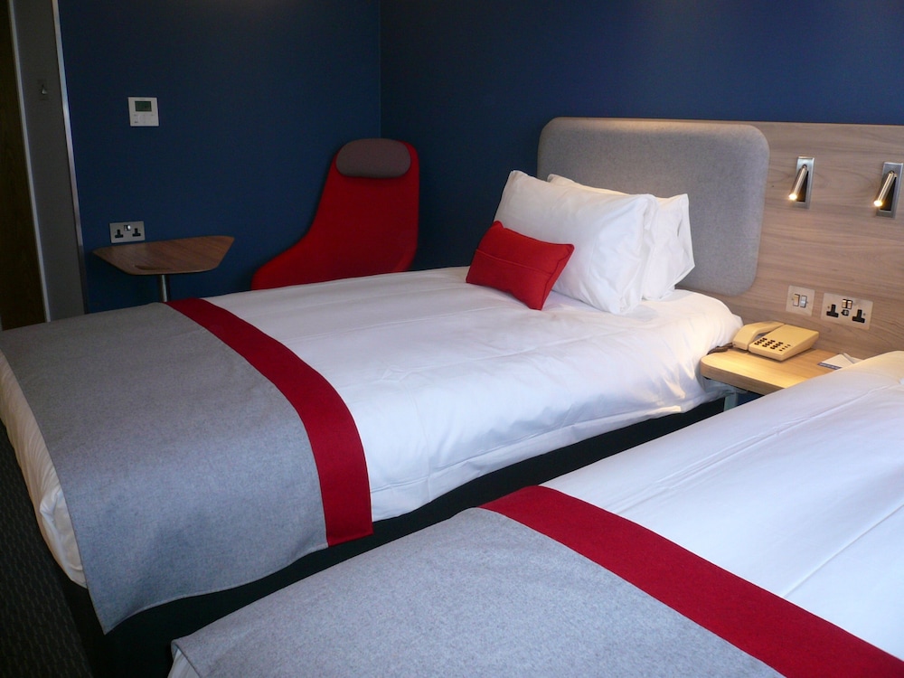 HOLIDAY INN EXPRESS KASSAM STADIUM 38/72
