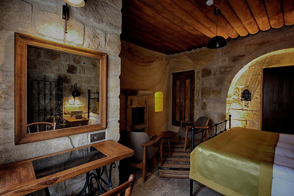 1811 Cave Hotel 33/50