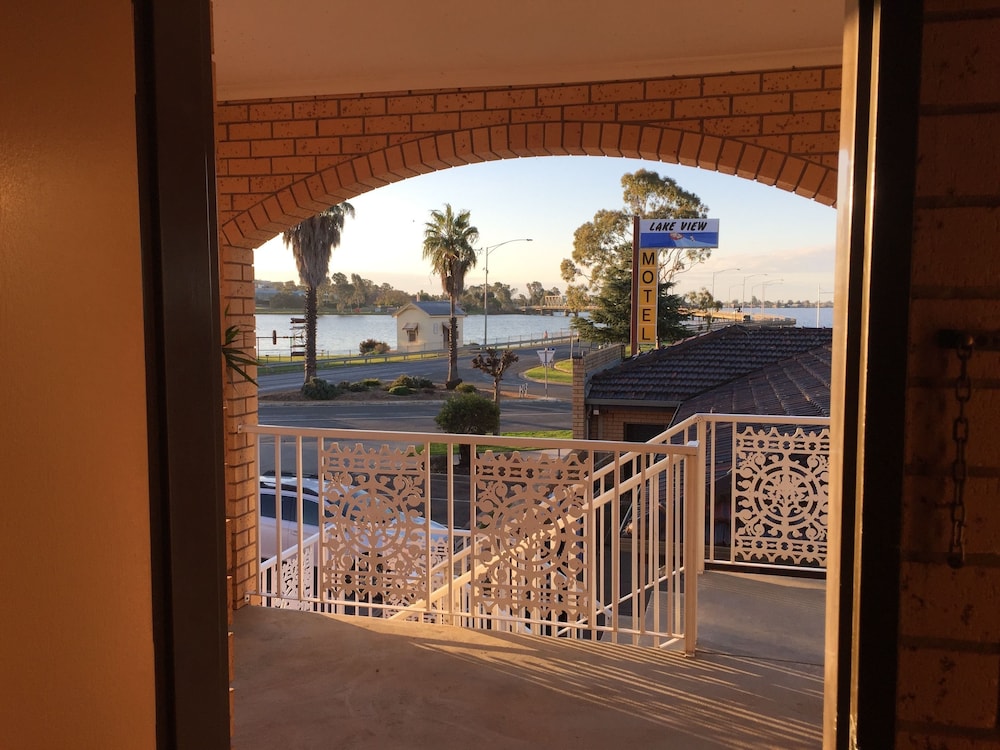 Lakeview Motel 12/60