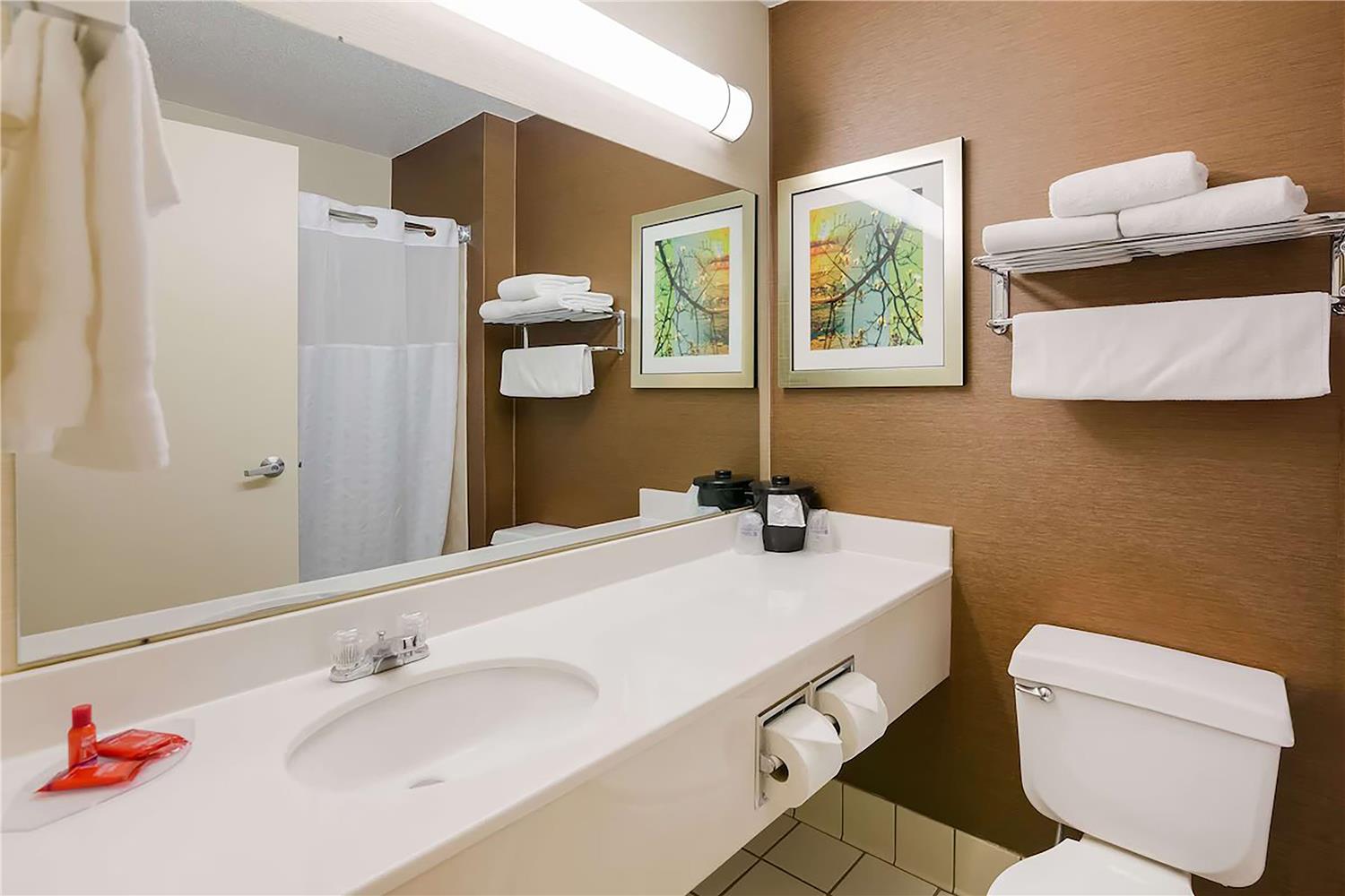 AmericInn by Wyndham Minot 18/20
