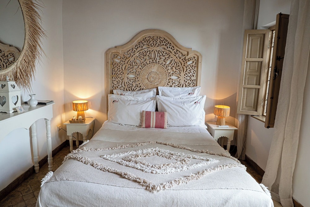ROOM, DOUBLE BED