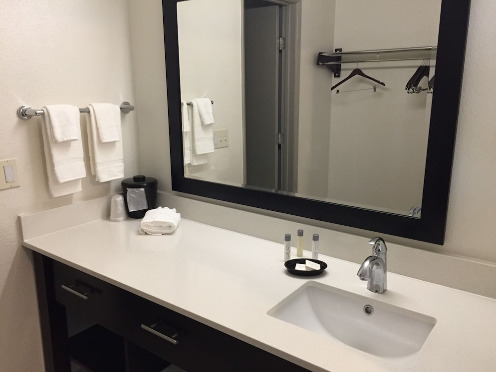 Comfort Inn and Suites Tigard near Washington Square 22/35