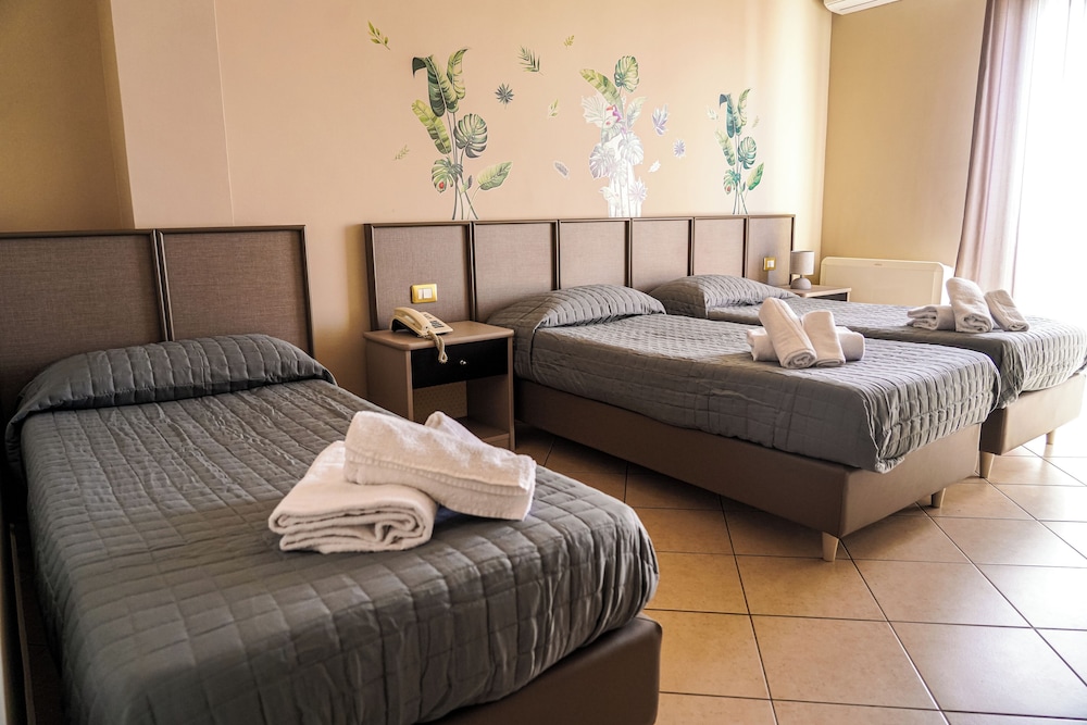Room, Triple, 1 Queen and 1 Single Bed, Valley View