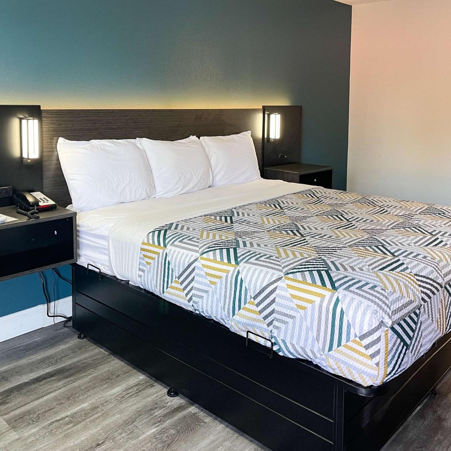 ROOM, KING BED