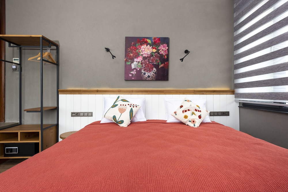 SUPERIOR, DOUBLE BED, JETTED TUB
