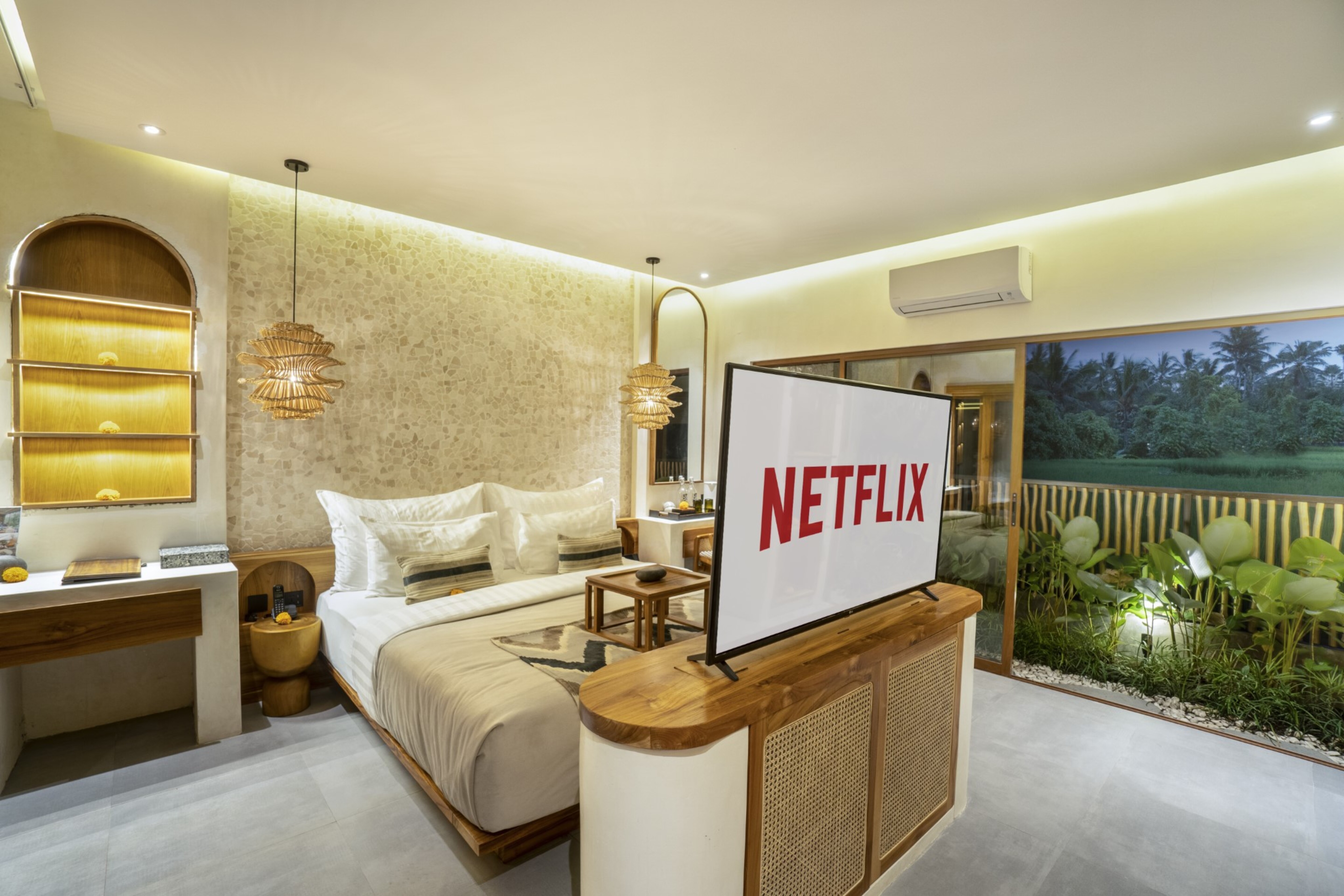 Jungle Room With Pool and Bathtub