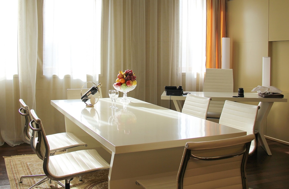 Dostyk Hotel 58/64