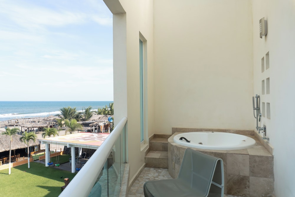 Senior, Suite, King Bed، Artisan Family Hotels & Resort Collection Playa Esmeralda 10/10