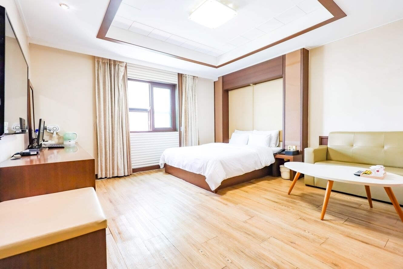 Standard, Queen Bed, Charlot Castle Hotel 4/6